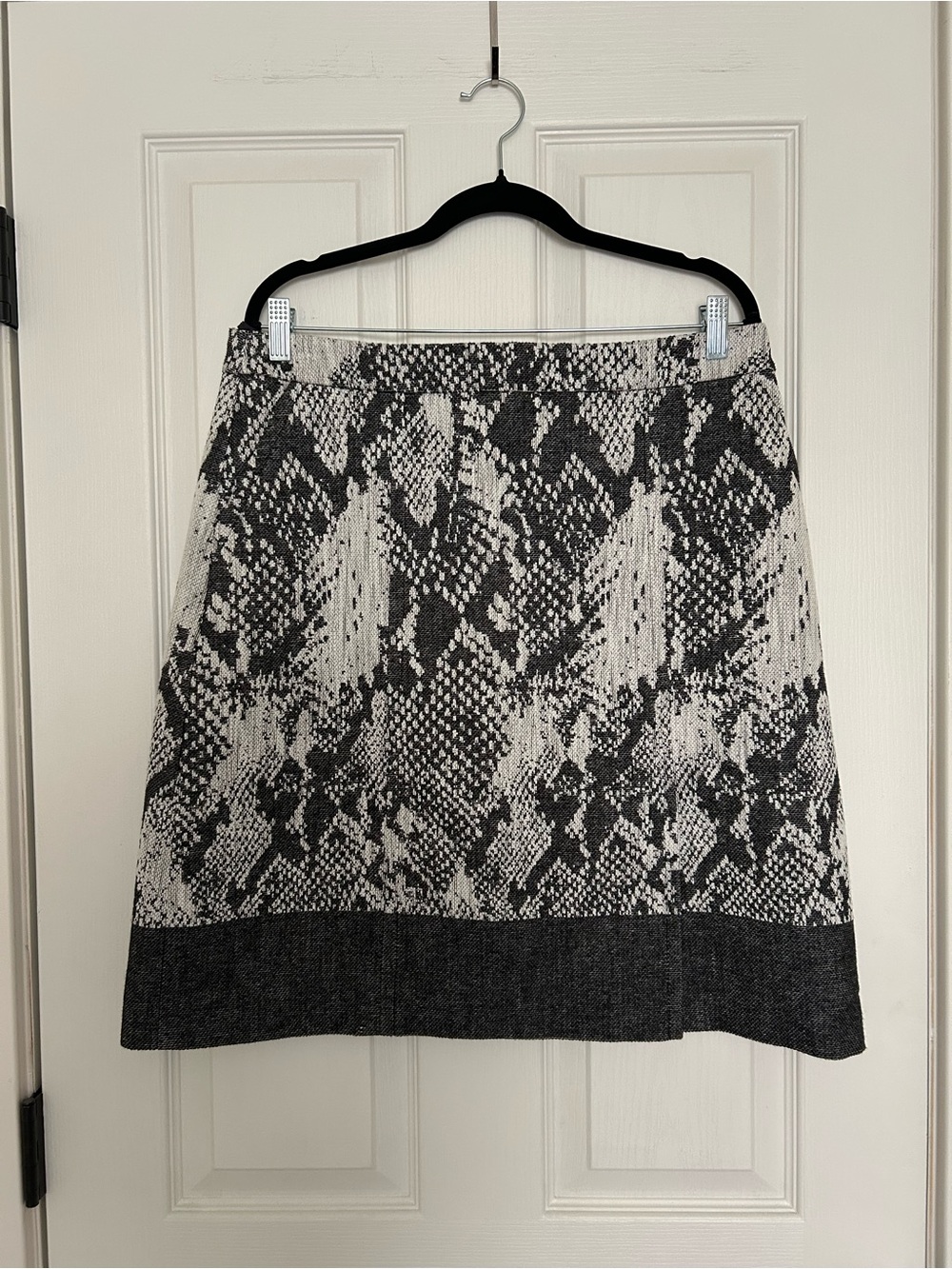 BOSS Hugo Boss black ivory snakeskin Jacquard Tweed A-line skirt US 10 IT 46
